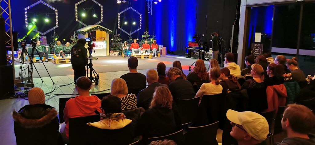 Blick ins TV-Studio der Weihnachtshow mit dem Publikum im Vordergrund.
