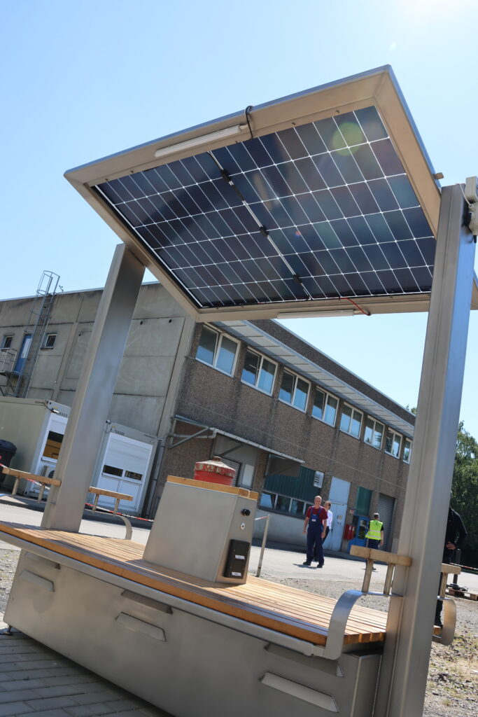 Ansicht der fertigen Solarbank auf dem Gelände der Hamburger Rieger