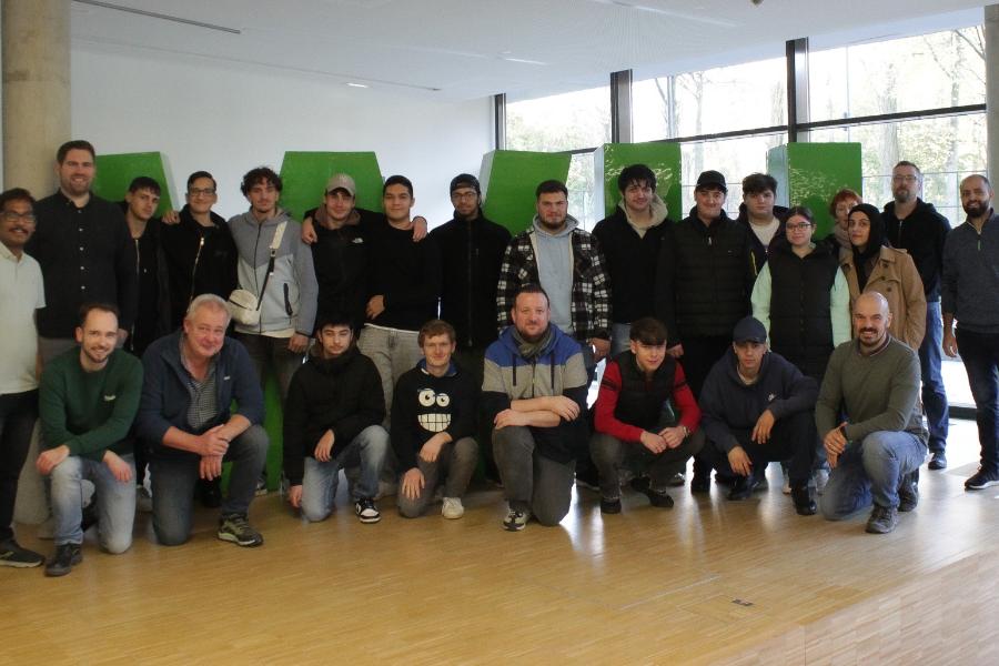 Gruppenfoto der Schülerinnen und Schüler an der Hochschule