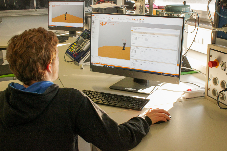 Schüler arbeitet am Commputer mit einer 3D-Software