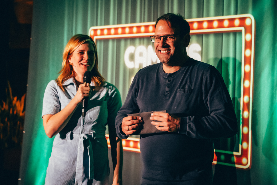 Laura Brümmer und der Gewinner von zwei Veranstaltungstickets bei Campus meets Comedy