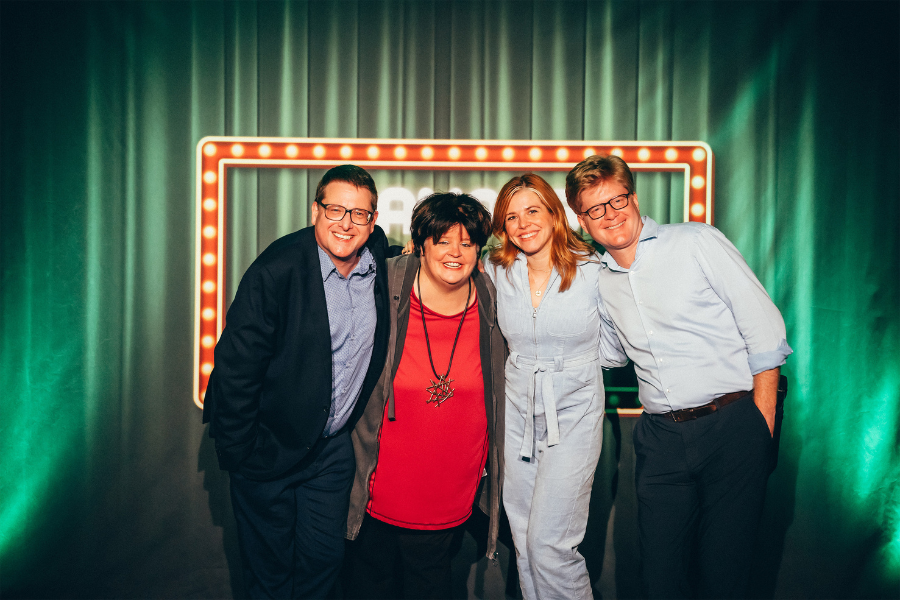 Gruppenfoto der Comedians mit Kai Magnus Sting, Ingrid Kühne, Laura Brümmer und Herrn Schröder.