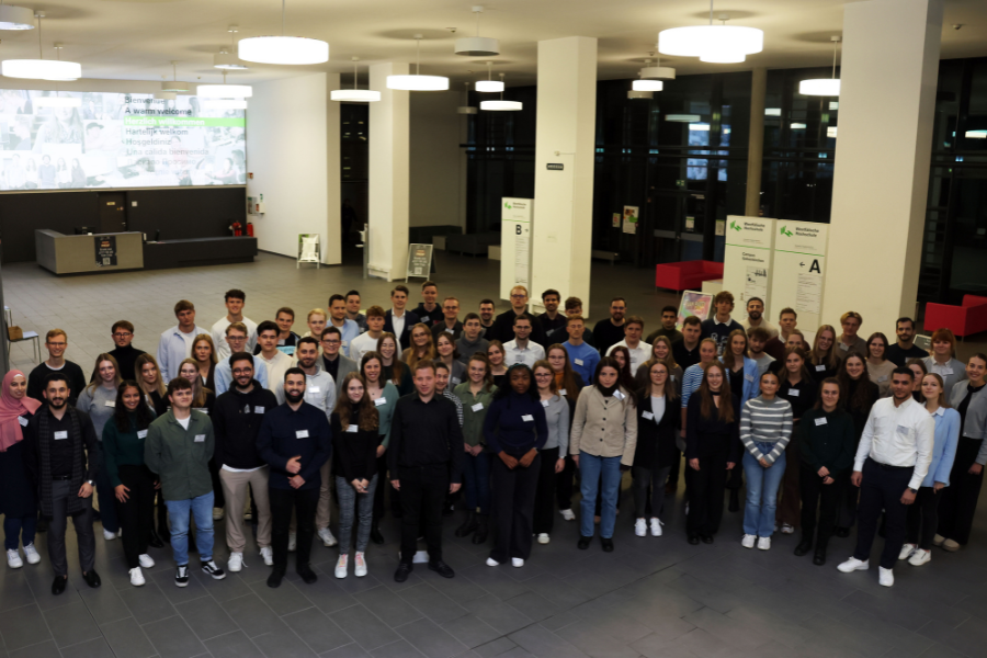 Gruppenfoto der Deutschlandstipendiums-Stipendiatinnen und Stipendiaten im Foyer der Westfälischen Hochschule