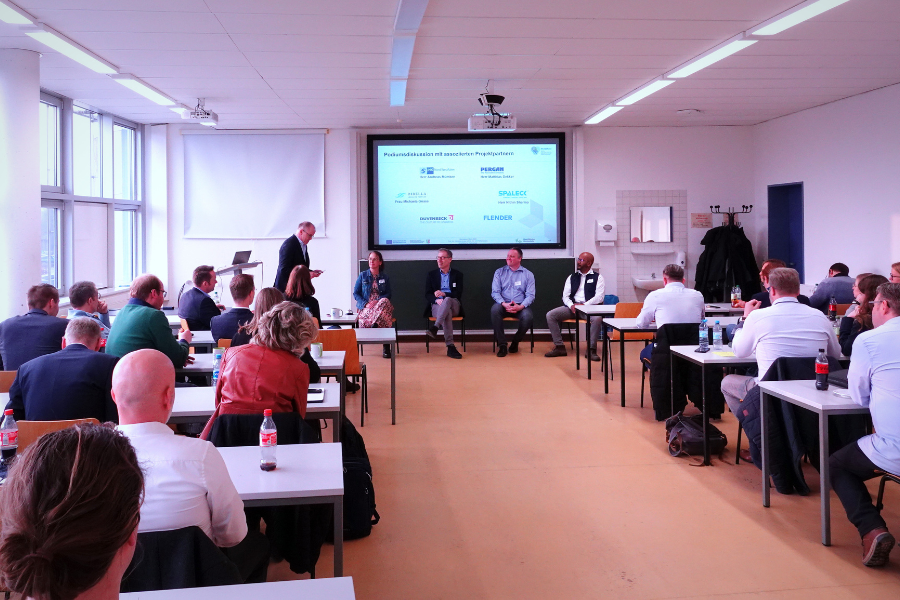 Teilnehmende des Workshops diskutieren
