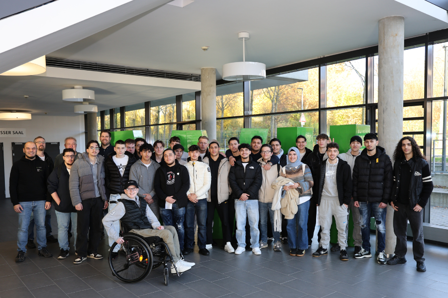 btg-Schülerinnen und Schüler stehen im Foyer der Westfälischen Hochschule