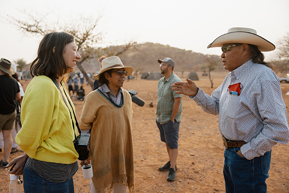 Professorin Katja Becker unterhält sich mit zwei indigenen Vertretern aus Mexiko und Kanada.