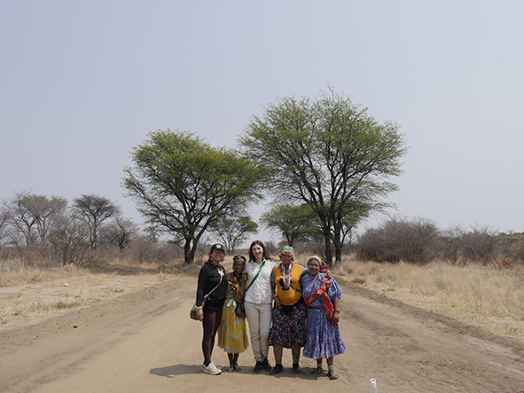 Eine Gruppe von fünf Frauen - darunter Prof. Katja Becker - stehen an einer Straße in der namibischen Savanne.