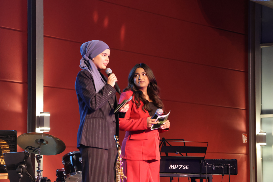 Moderatorinnen bei der Bestenehrung am Campus Recklinghausen