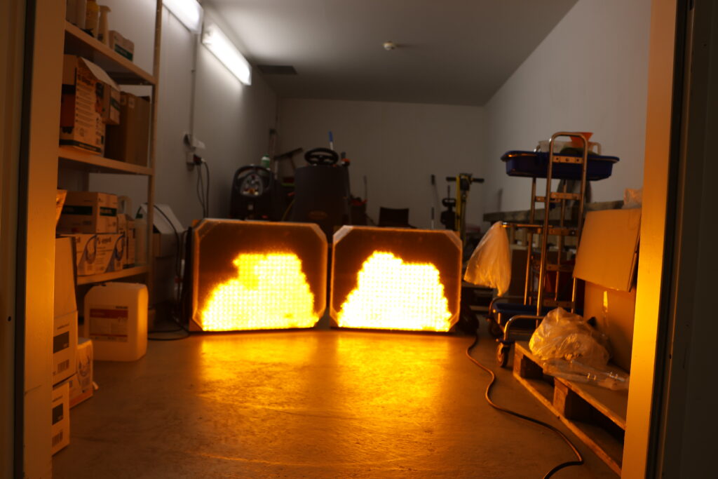 Zwei Bildschirme, die ein Feuer simulieren.