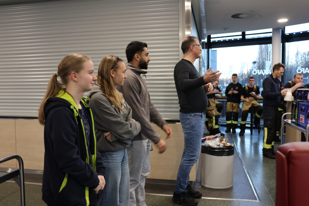 Studierenden-Gruppe bei der Nachbesprechung mit der Feuerwehr