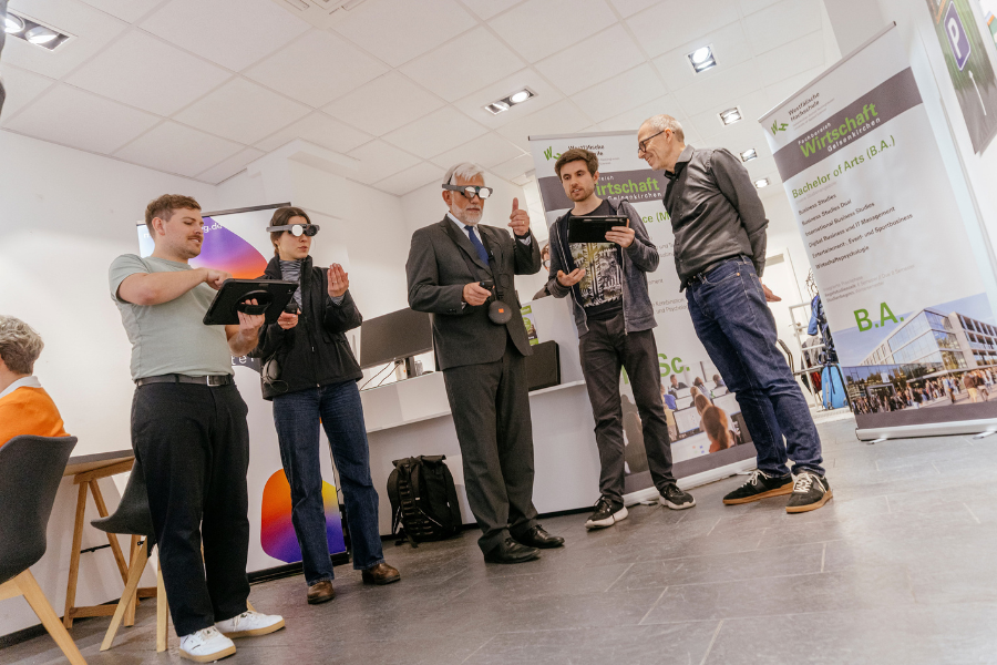 Personen mit VR-Brillen stehen nebeneinander