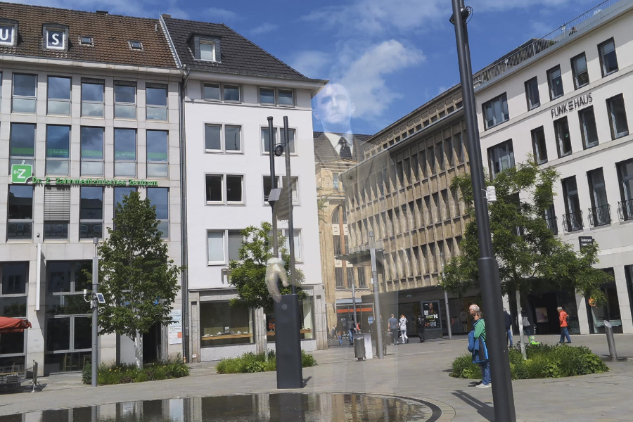 Virtuelle Figur auf einem öffentlichen Platz