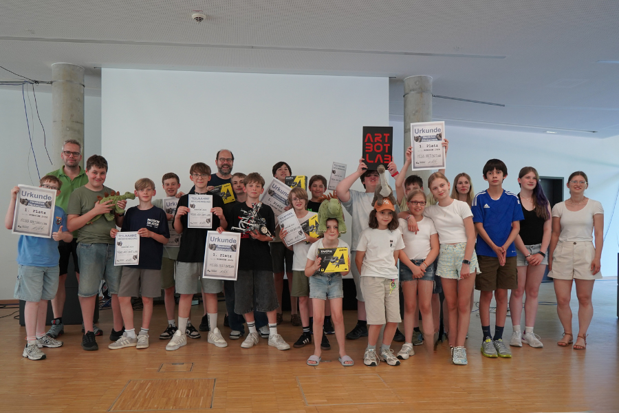 Gruppenbild der Teilnehmenden bei der ROBOCOM 2026