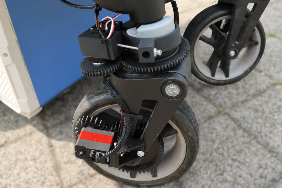 Der Prototyp ist an einem Rad motorisiert. Mit Hilfe von einem Sensor sowie GPS- und Kompass-Daten kann das Solarmodul je nach Sonnenstand nachgeführt werden, was zu einem Effizienzgewinn von bis zu 40% gegenüber einer fest montierten Solarpanel führt. (c) WH/Verena Roßa