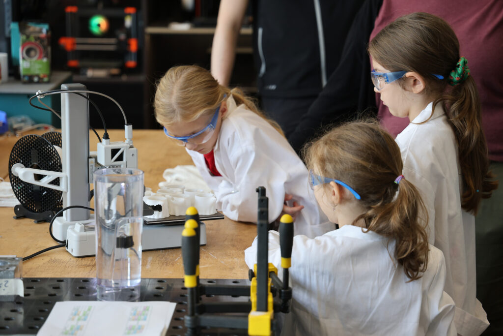 Kinder betrachten 3D-Drucker