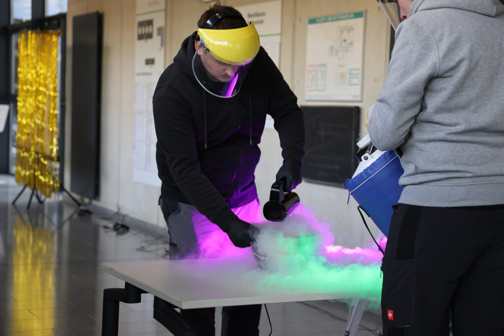 Mitarbeiter aus dem Makerspace stellen Eis mit Hilfe von flüssigem Stickstoff her.