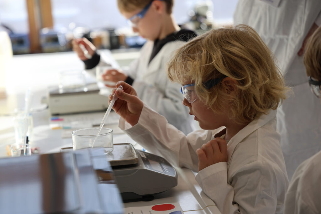 Kinder im Labor