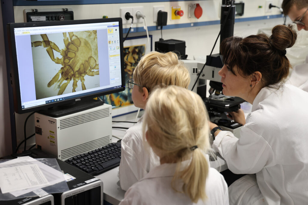 Kinder im Labor